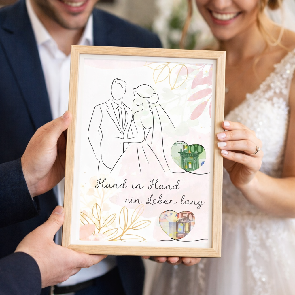 Brautpaar hält eingerahmtes Geldgeschenk zur Hochzeit mit ausgeschnittenen Herzen und eingelegten Geldscheinen