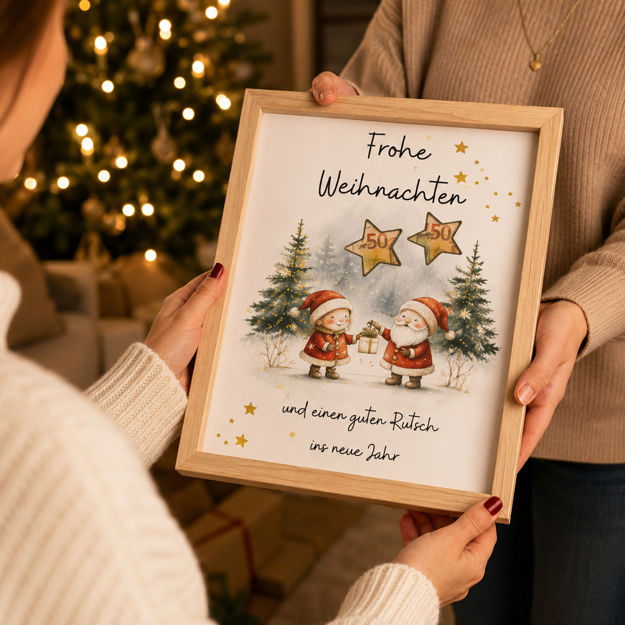 Geldgeschenk zu Weihnachten im A4-Holzbilderrahmen mit eingelegten Geldscheinen wird als liebevolles Weihnachtsgeschenk überreicht.